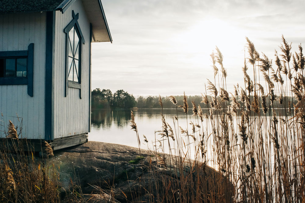 Fritidshus vid vattnet med vass